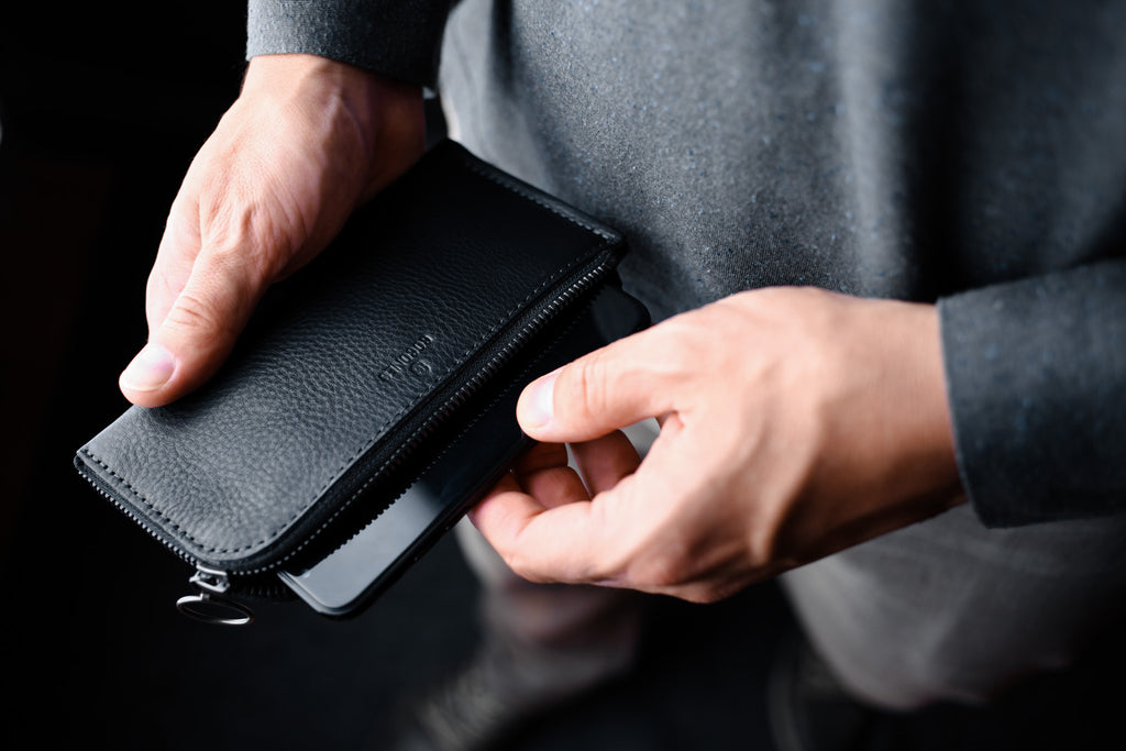 Form iPhone 13 Zip Wallet