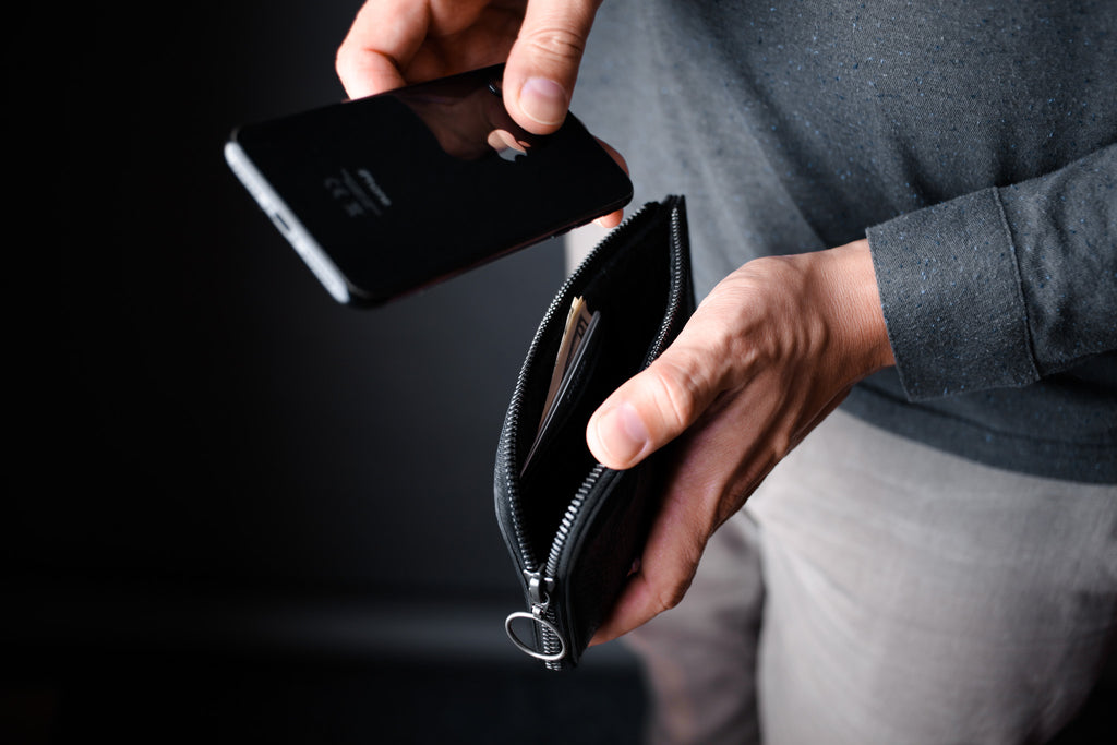 Form iPhone 13 Zip Wallet