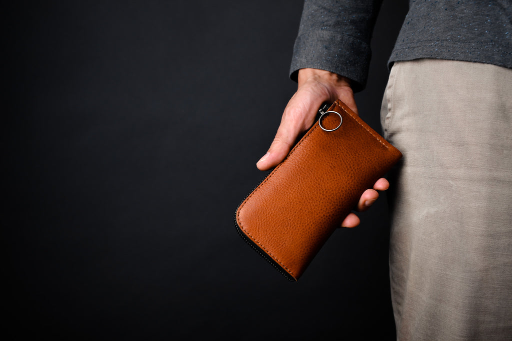 Form iPhone 13 Zip Wallet