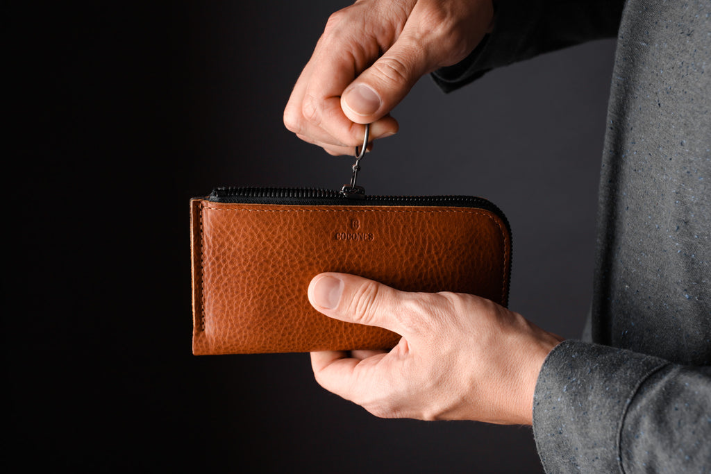 Form iPhone 13 Zip Wallet