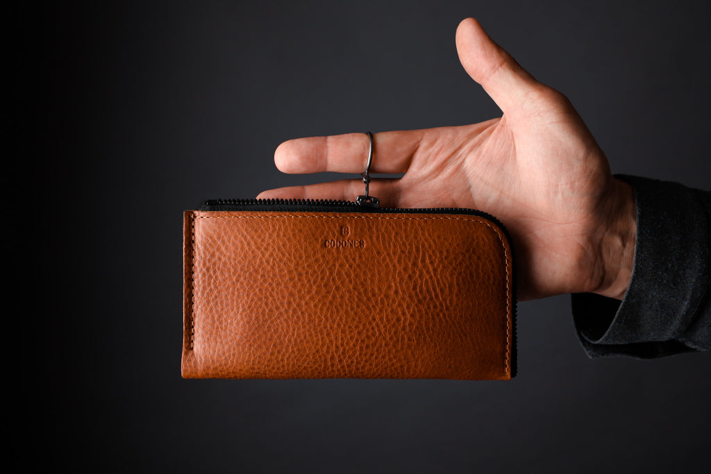 Form iPhone 13 Zip Wallet