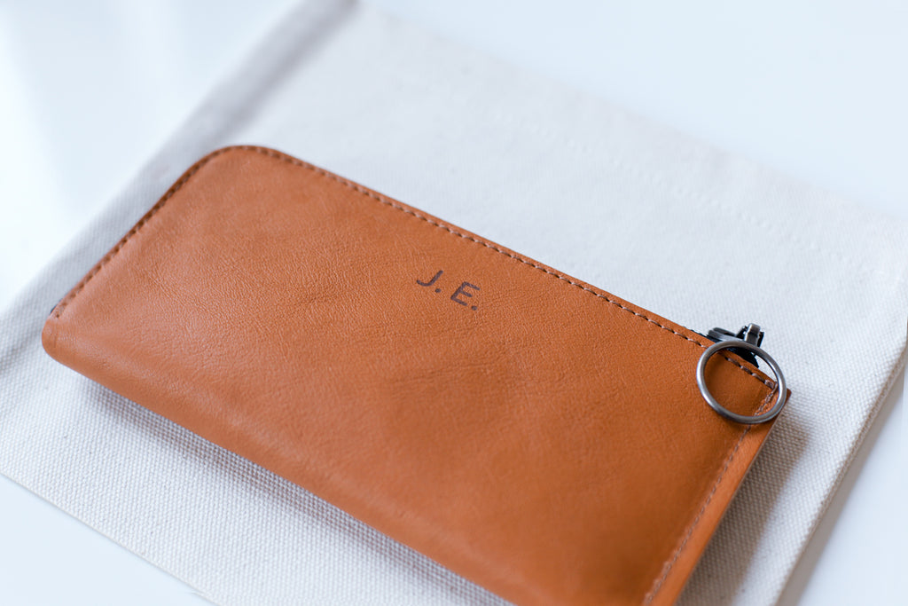 Form iPhone 13 Zip Wallet